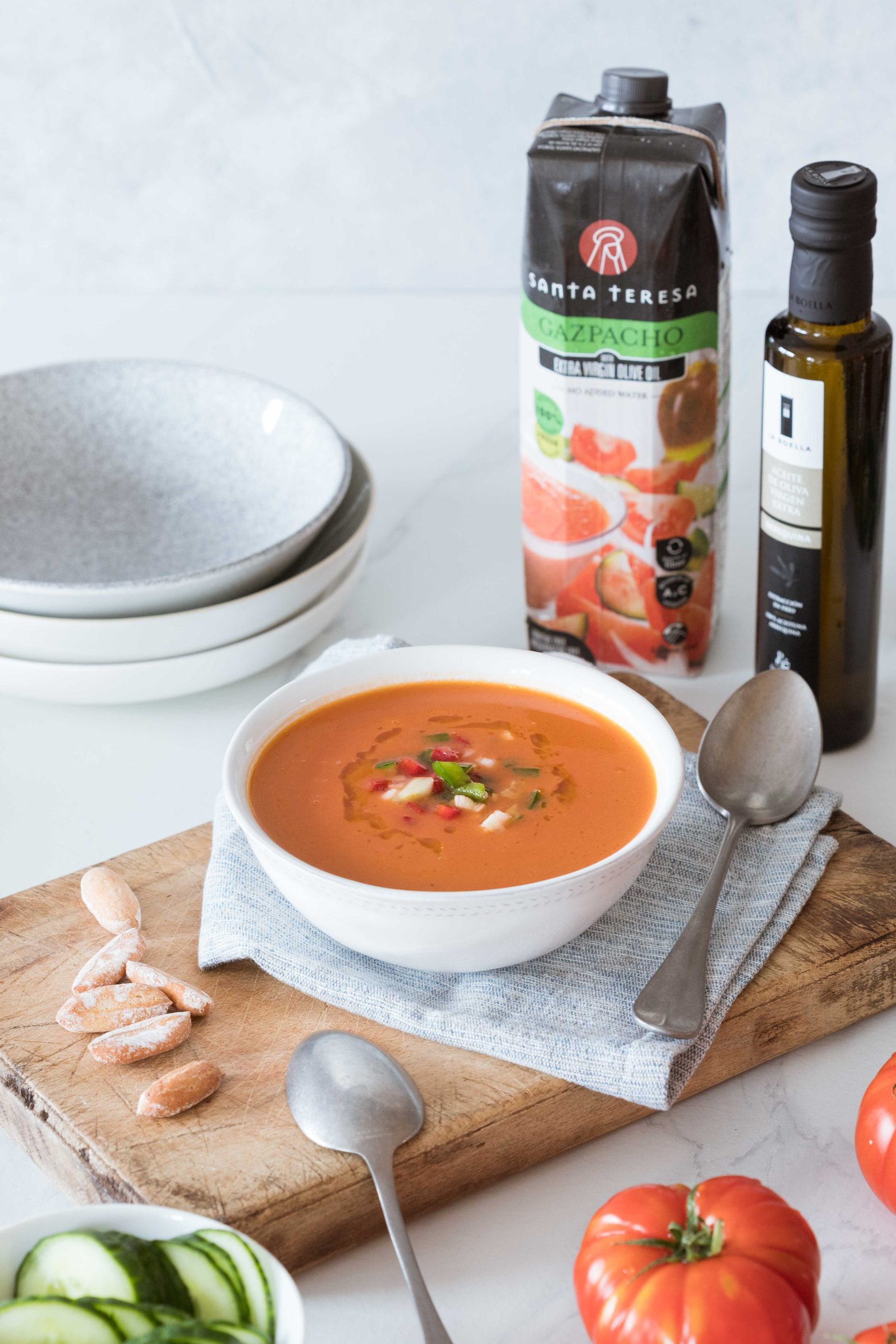 Gazpacho Santa Teresa avec son emballage haut de gamme et des légumes frais.