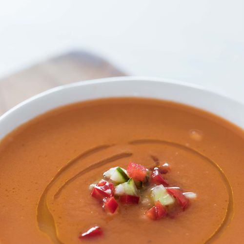 Bol de gazpacho frais Santa Teresa, garni de légumes croquants.