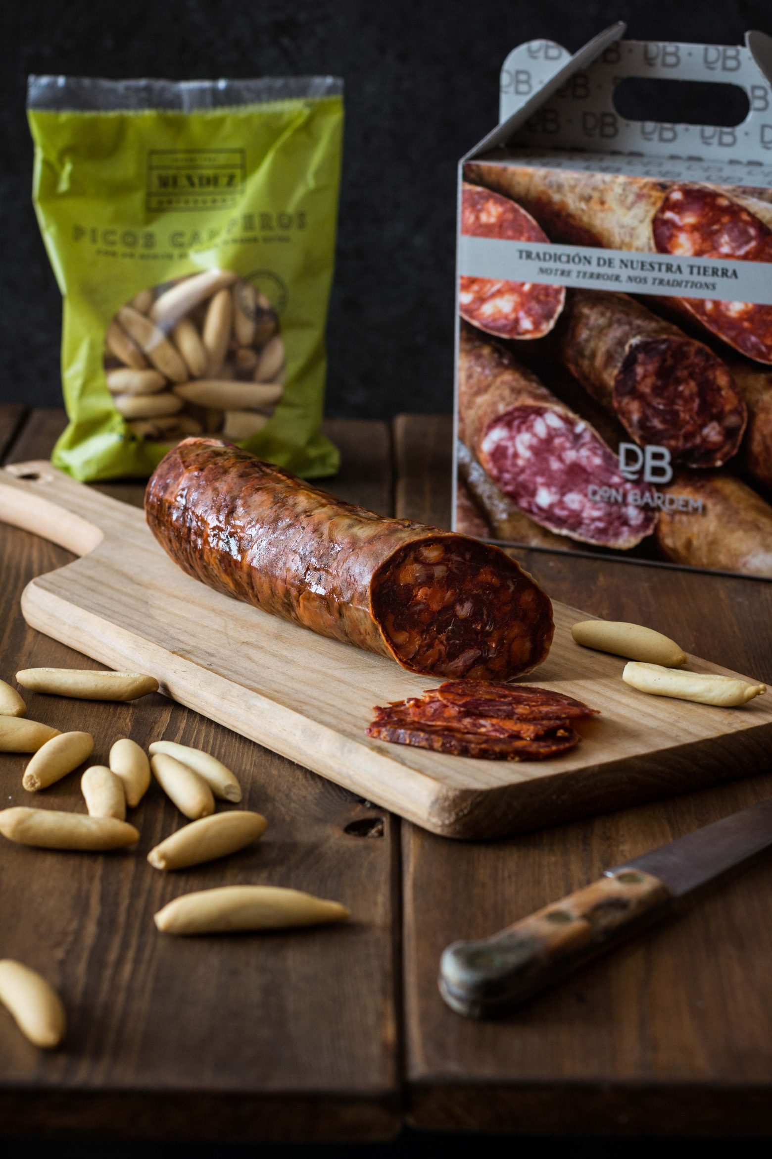 Chorizo ibérique tranché accompagné de Picos camperos, idéal pour apéritifs et dégustations.
