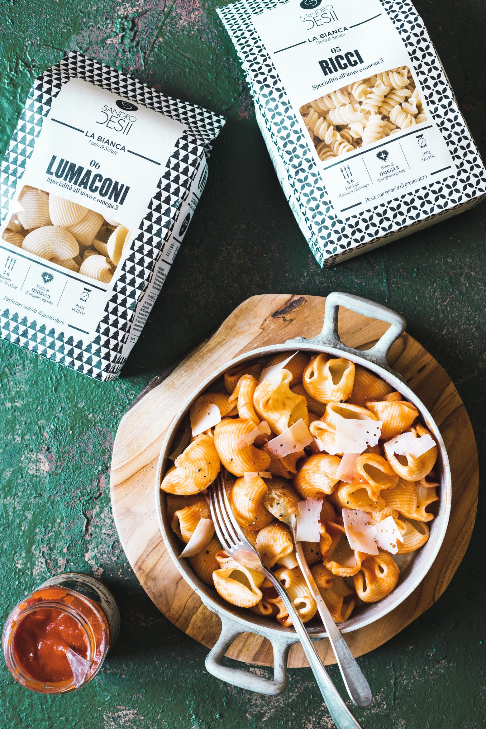 Pâtes Sandro Desii : lumaconi et ricci enrichis à l’huile de lin, accompagnés d’une sauce tomate.