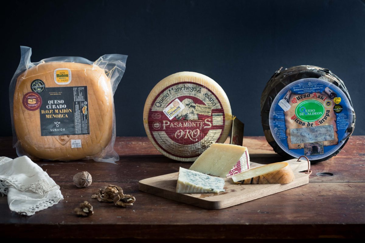 Plateau de fromages espagnols AOP : Manchego, Cabrales et Mahón.