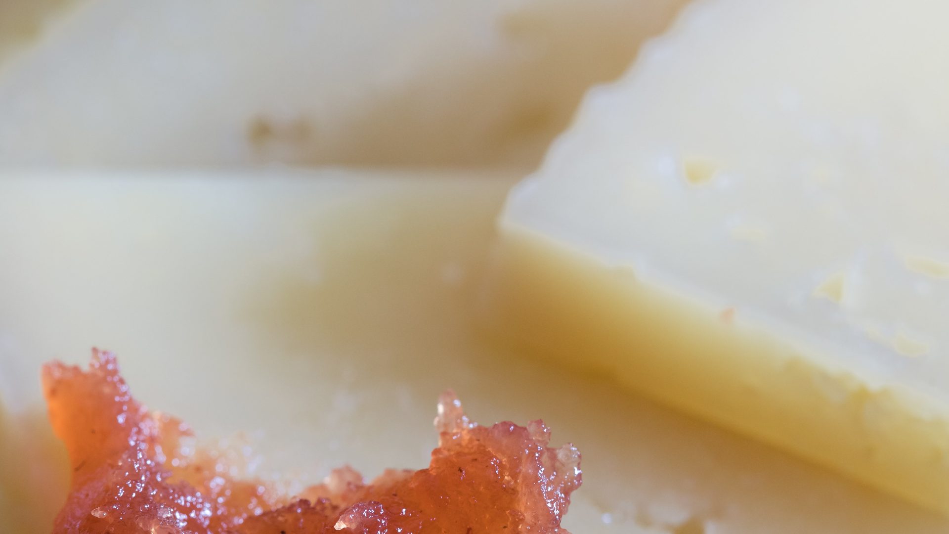 Gros plan sur le fromage Manchego espagnol accompagné de pâte de fruits.