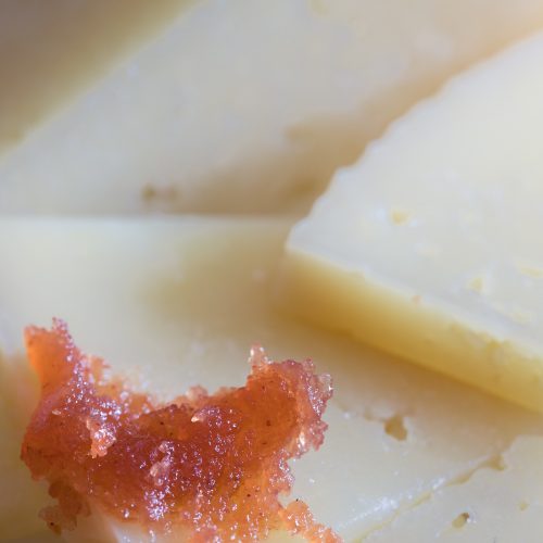 Gros plan sur le fromage Manchego espagnol accompagné de pâte de fruits.