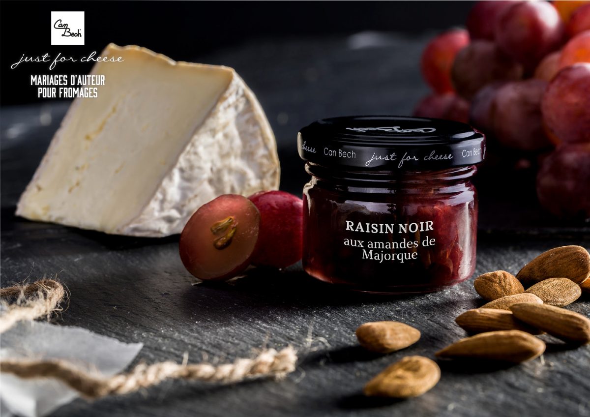 Pot de confiture de raisin noir avec amandes de Majorque, idéal pour accompagner les fromages.