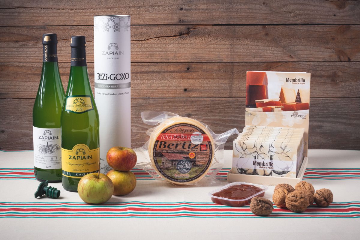 Gamme complète de produits basques, y compris cidre basque Zapiain, fromage Bertiz et membrillo.
