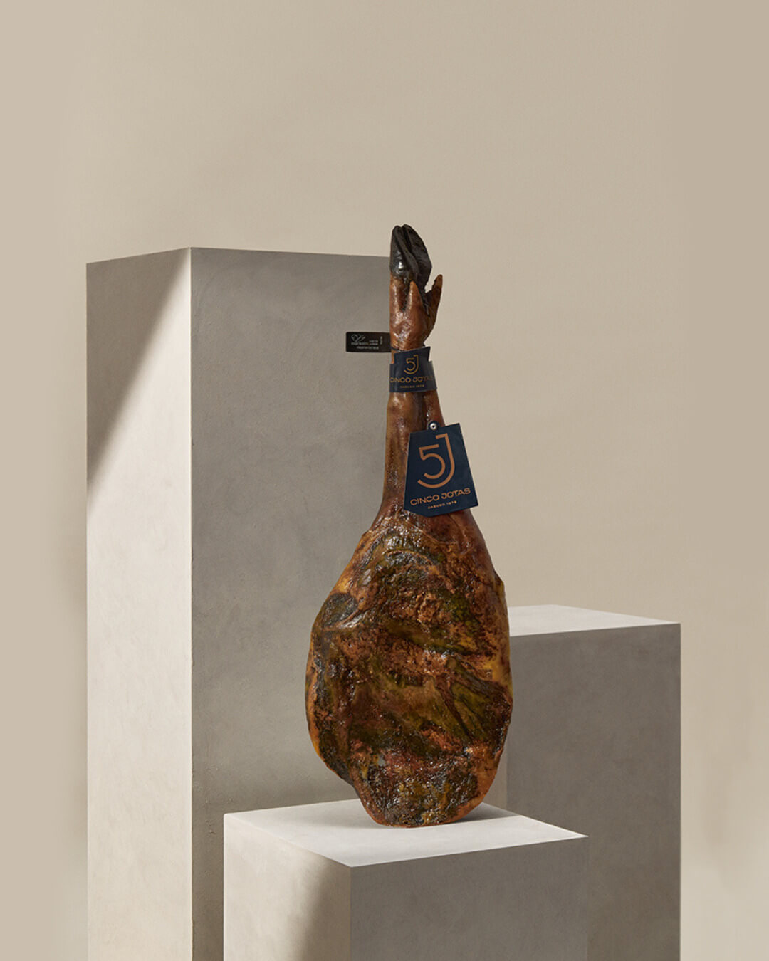 Jambon ibérique entier Cinco Jotas sur socle design