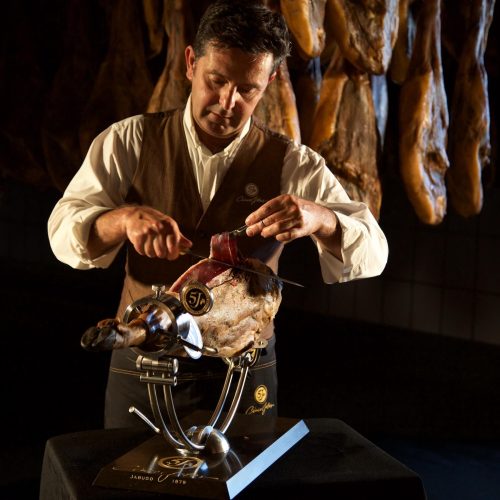 Maestro cortador en pleine découpe de jambon Cinco Jotas