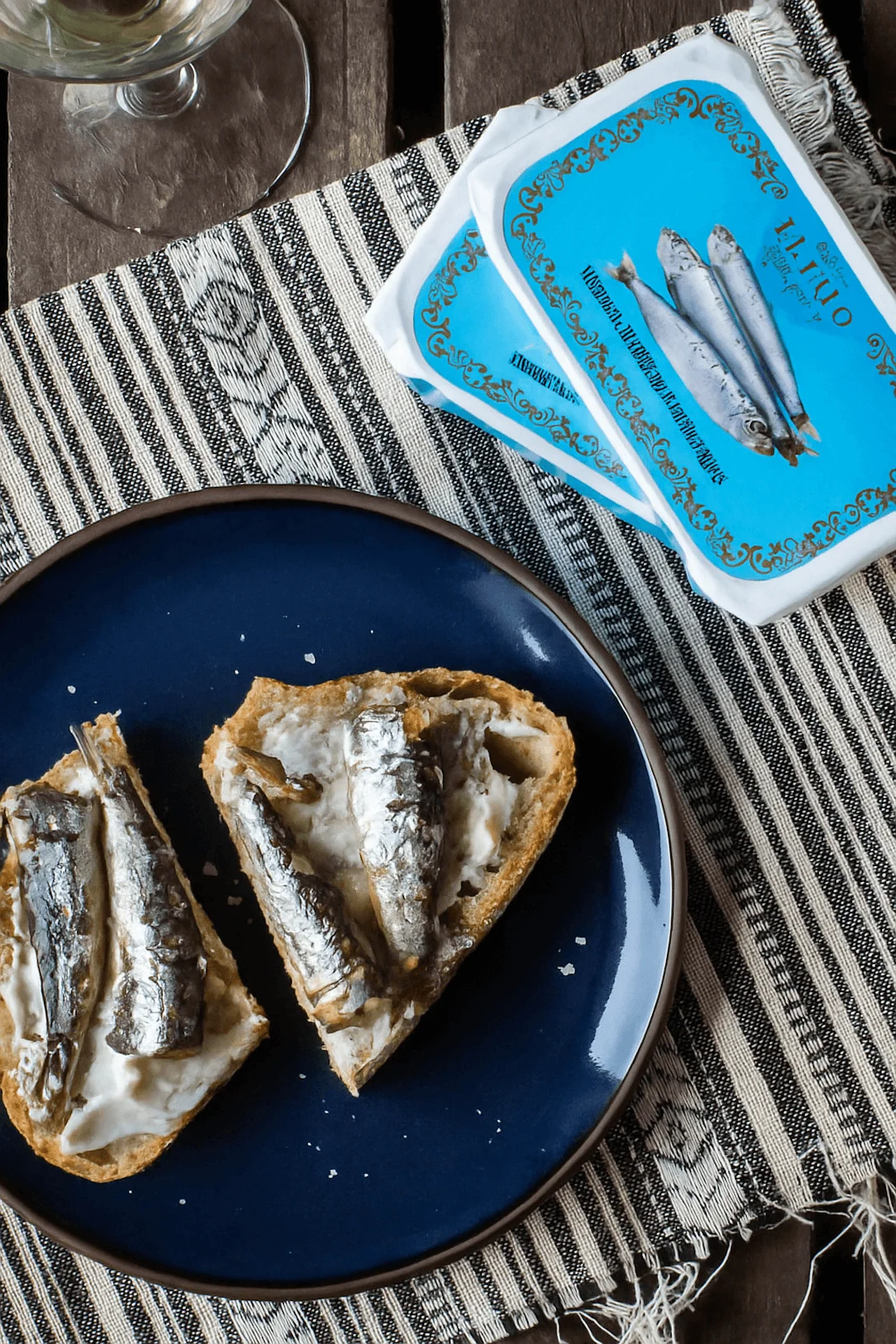 Boîte de sardines El Tato ouverte avec dégustation sur pain grillé