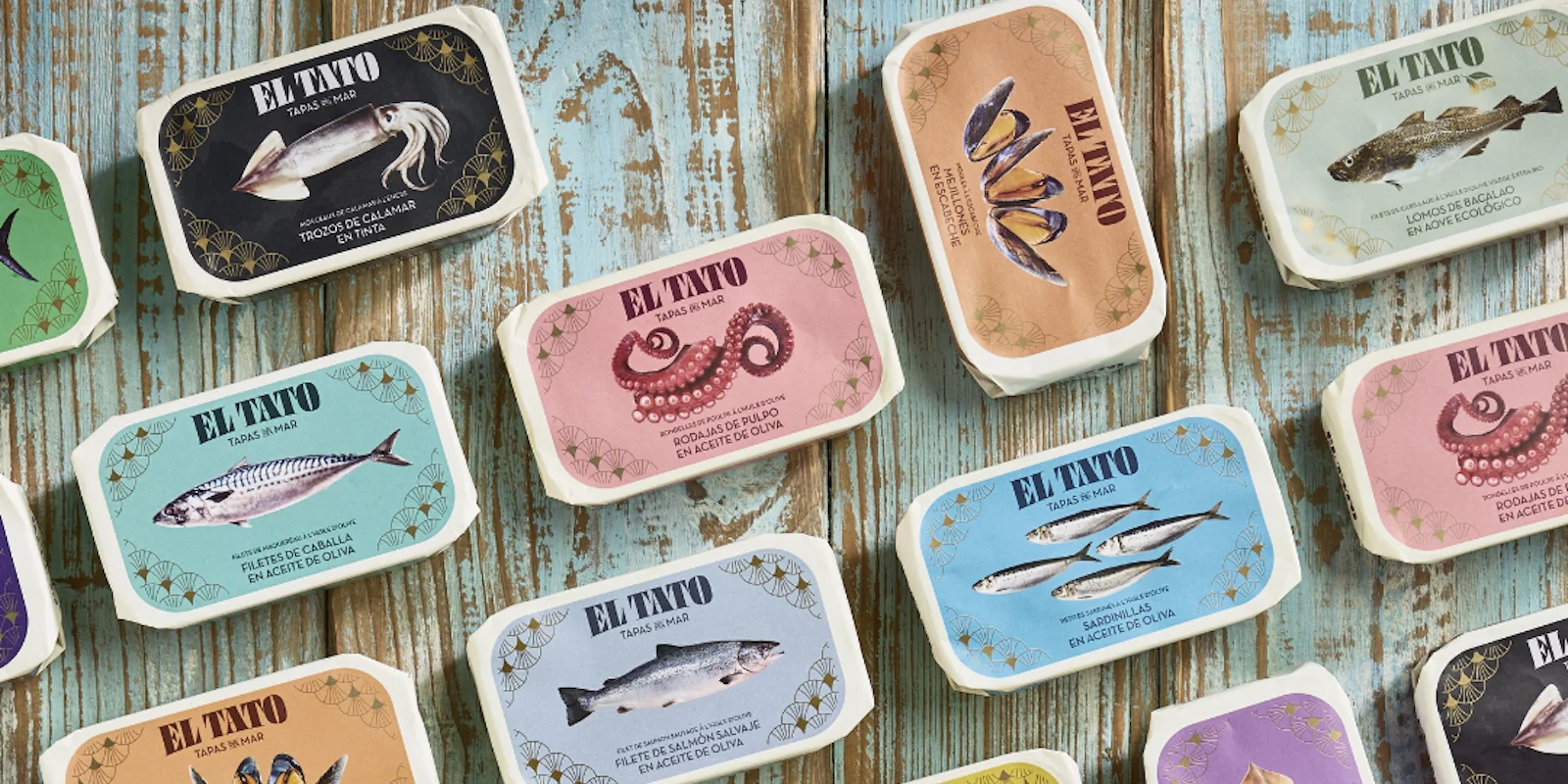 Boîtes colorées de la conserverie El Tato alignées sur un fond en bois