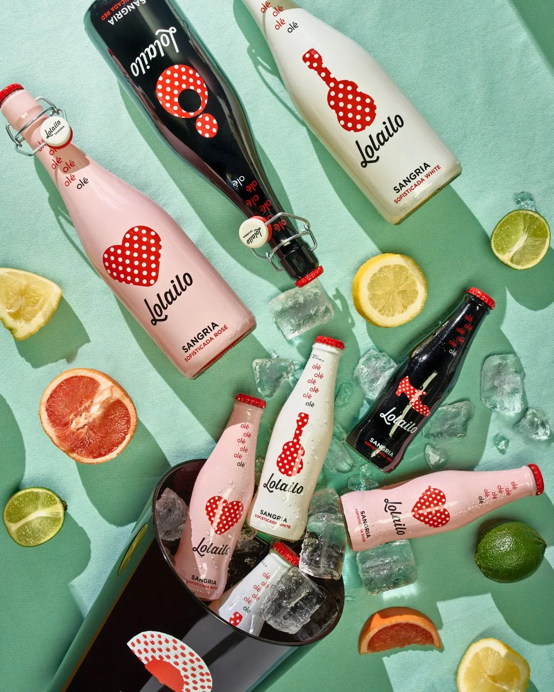 Bouteilles de sangria Lolailo en rouge, blanc et rosé avec glaçons et agrumes