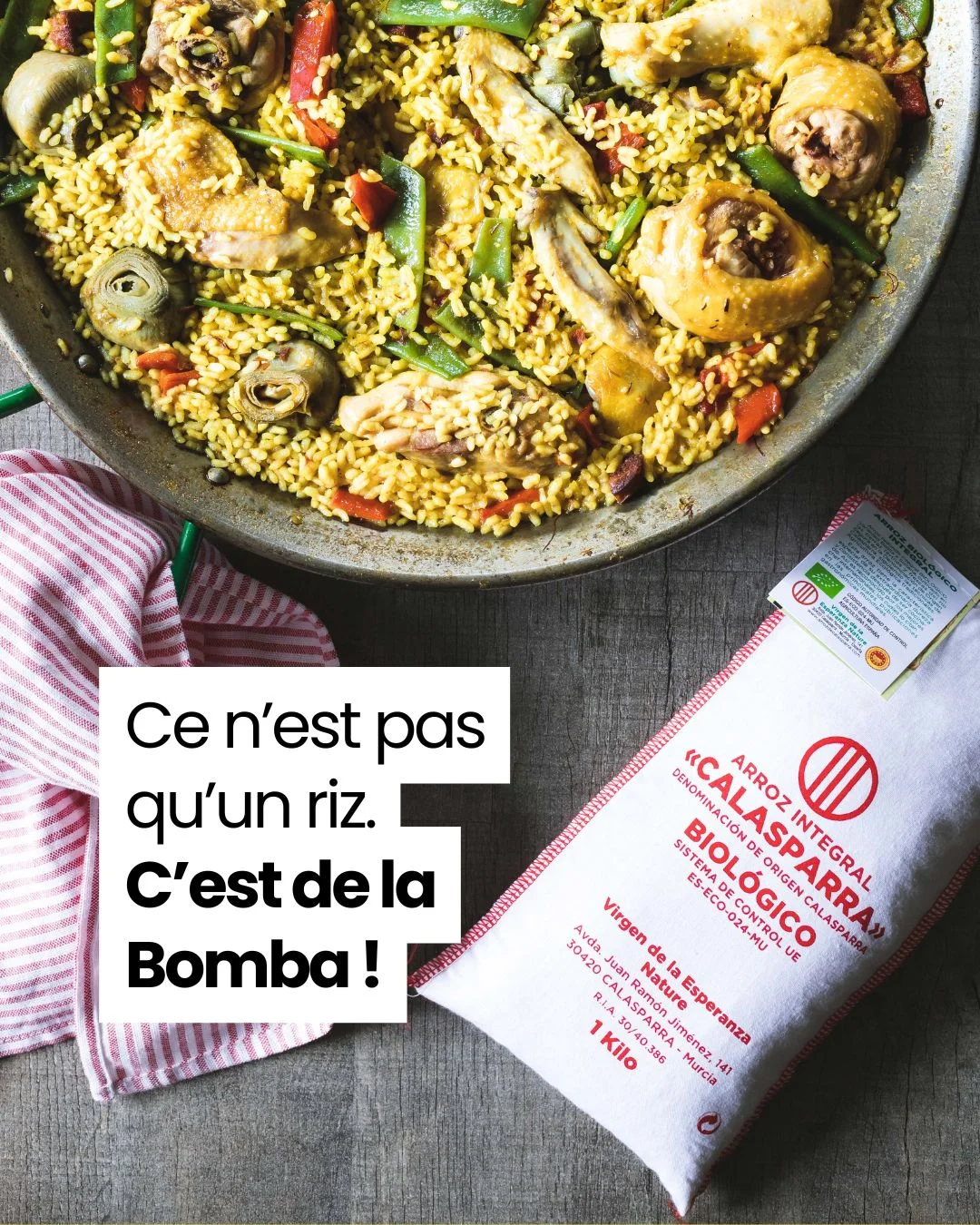 Riz Bomba absorbant le bouillon dans une poêle
