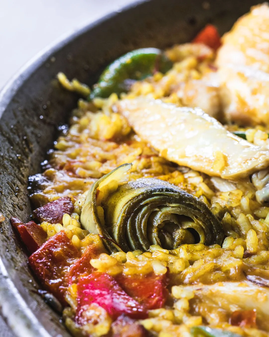 Riz Bomba infusé de bouillon dans une paëlla authentique