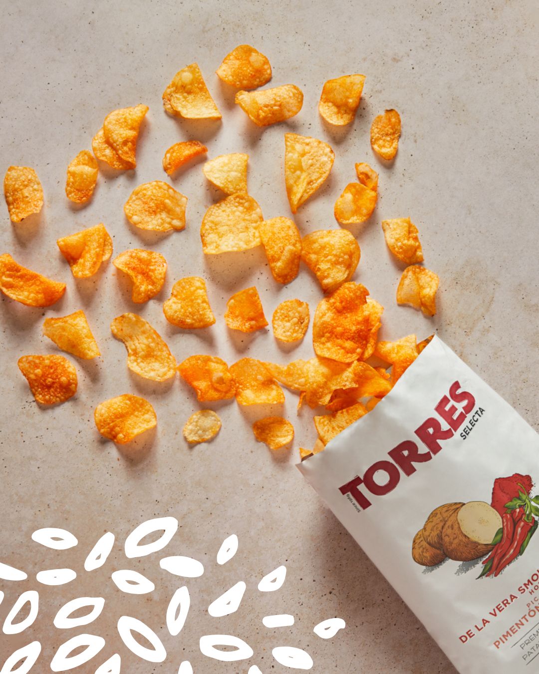 Chips Patatas Torres au pimentón de la Vera étalées sur une table.