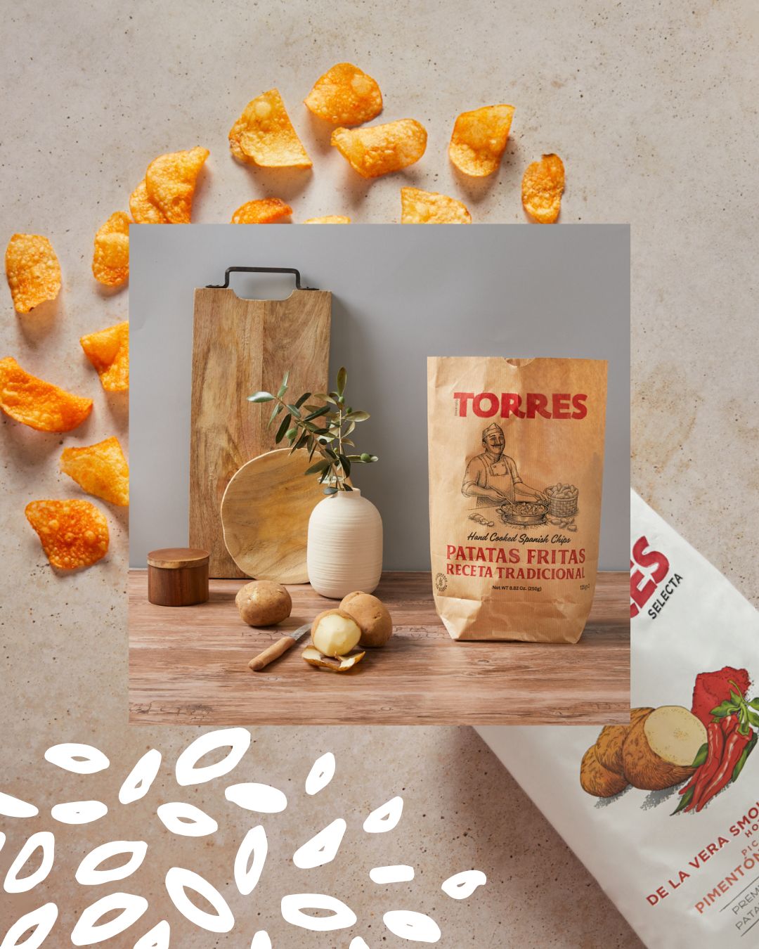 Sachet de chips Patatas Torres Receta Tradicional avec pommes de terre et planche en bois.