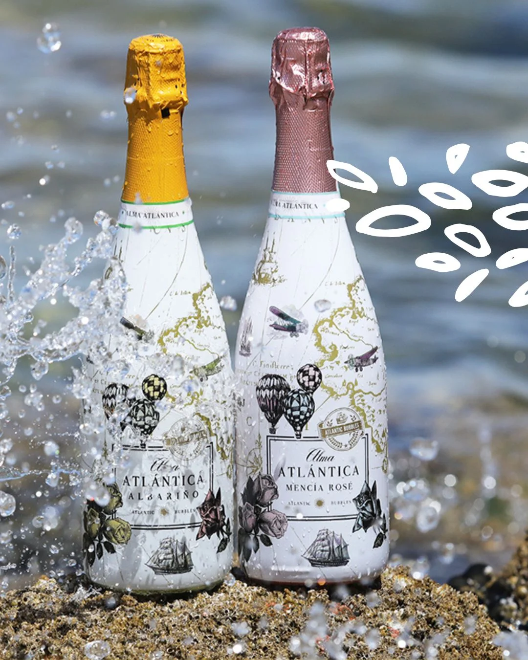 Deux bouteilles Alma Atlántica éclaboussées par les vagues, évoquant les embruns atlantiques.