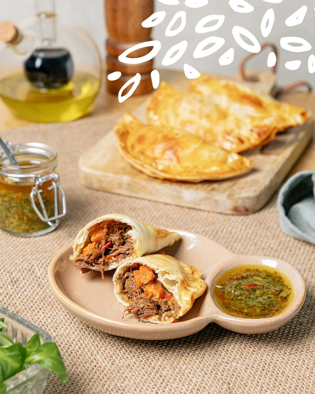 Empanadillas ouvertes avec farce de viande et sauce chimichurri