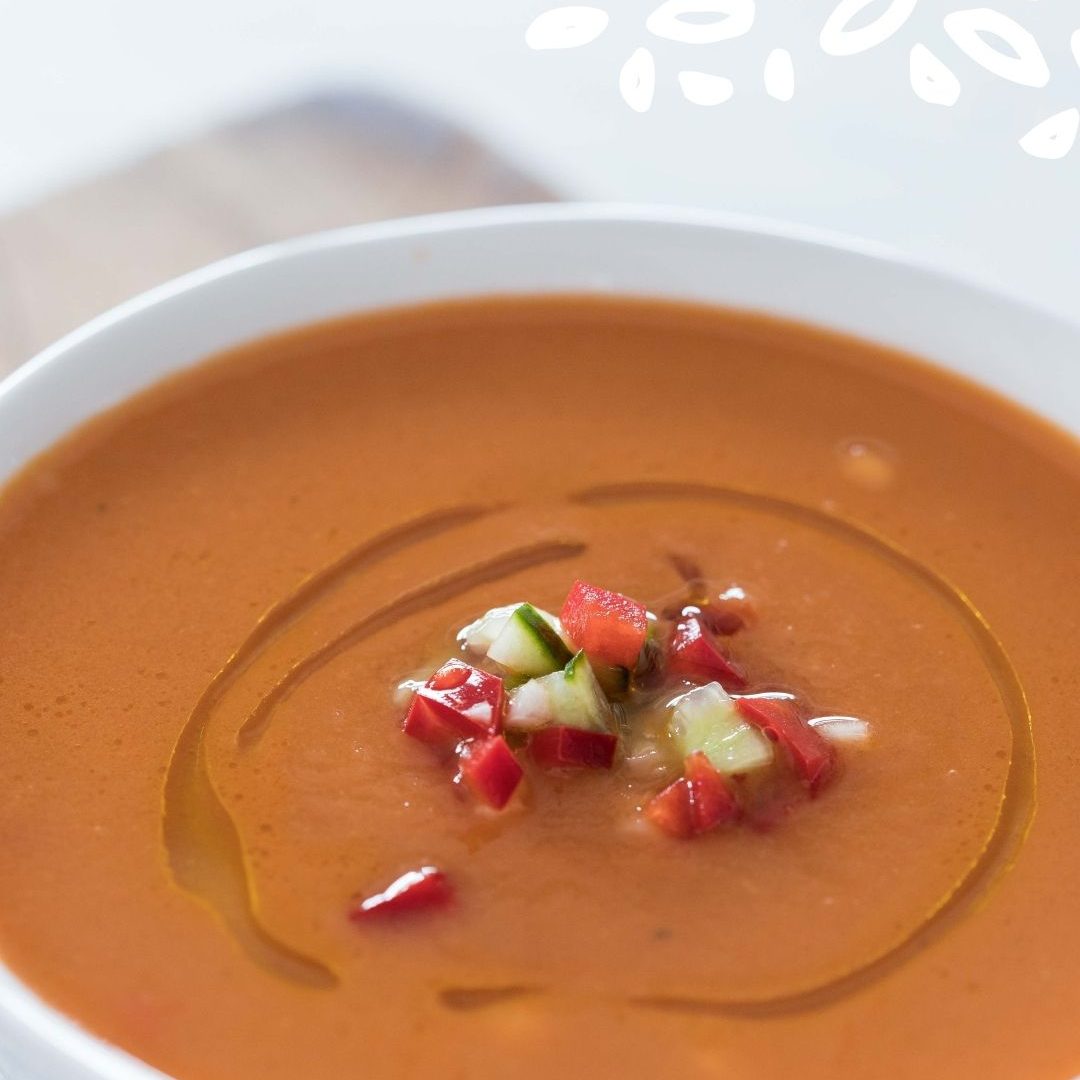 Bol de gazpacho avec brunoise de légumes et filet d’huile d’olive