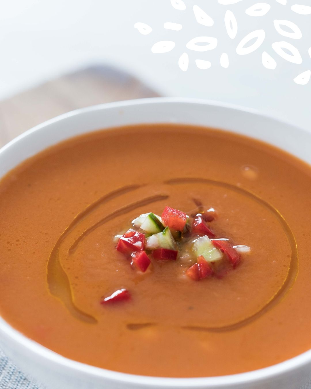 Bol de gazpacho avec brunoise de légumes et filet d’huile d’olive