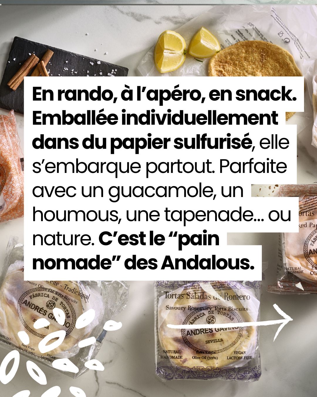 Torta dorée emballée individuellement avec citrons coupés et cannelle