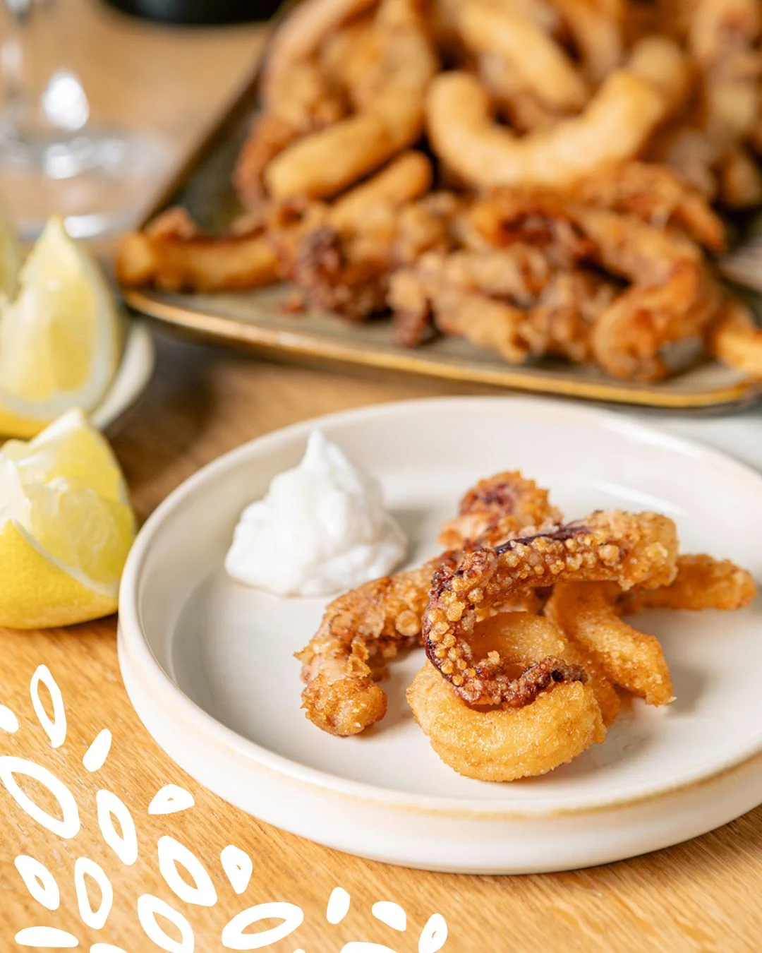 Rabas de calamar frits accompagnées de citron et sauce blanche