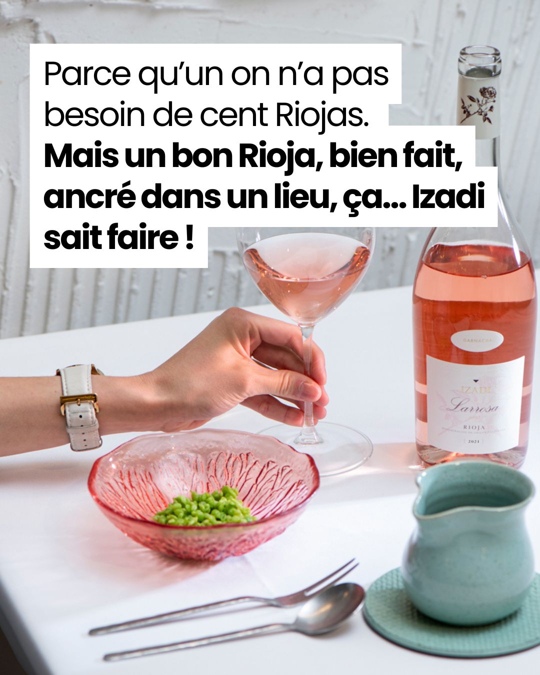 Verre de Larrosa Izadi accompagné d’un plat, sur fond blanc.