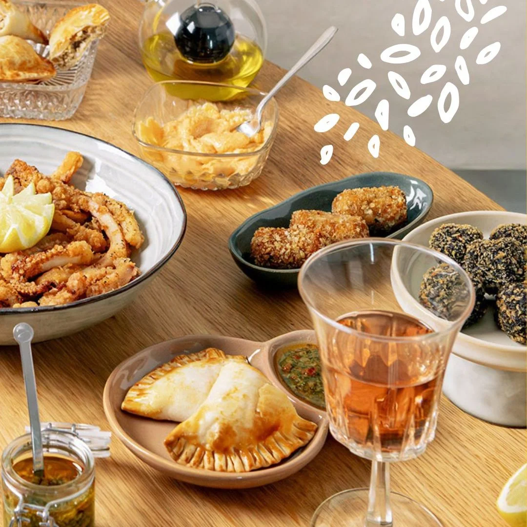 Assortiment de tapas frits : croquetas, empanadillas, rabas et sauces