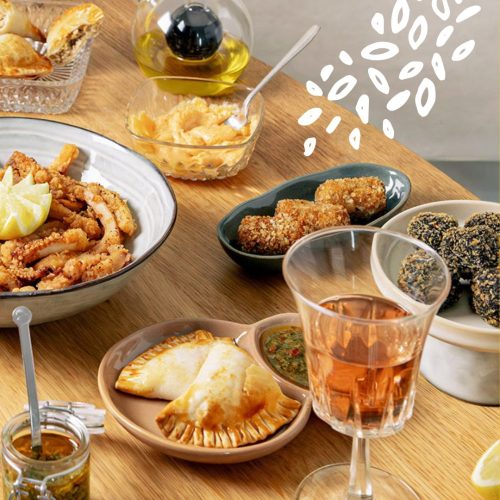 Assortiment de tapas frits : croquetas, empanadillas, rabas et sauces