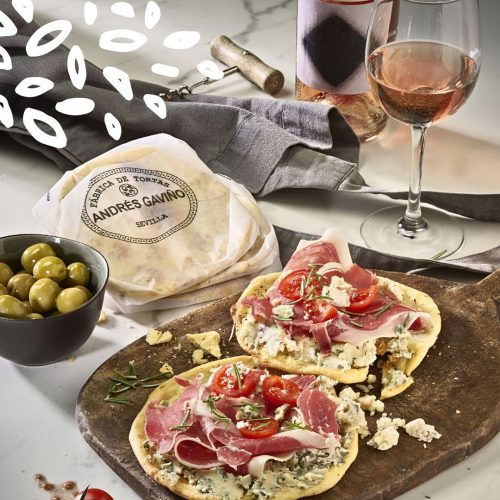 Tortas garnies de fromage, jambon ibérique et tomates cerises