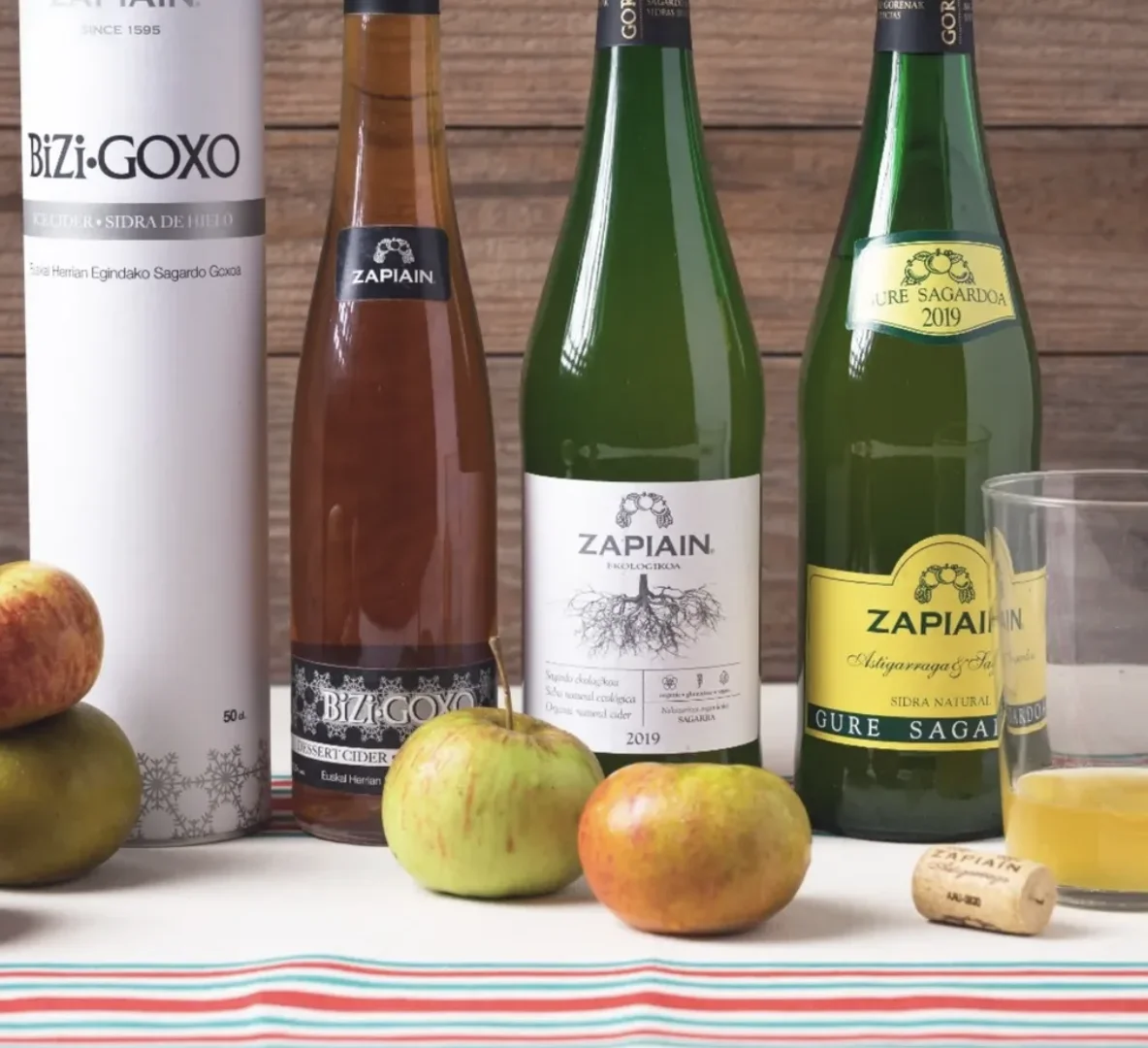 Gamme complète des cidres Zapiain avec pommes en décoration