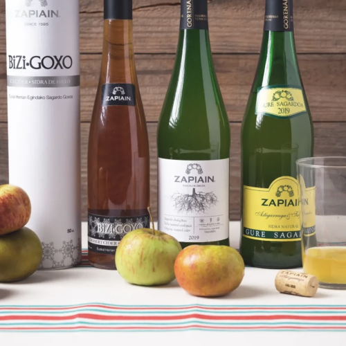 Gamme complète des cidres Zapiain avec pommes en décoration