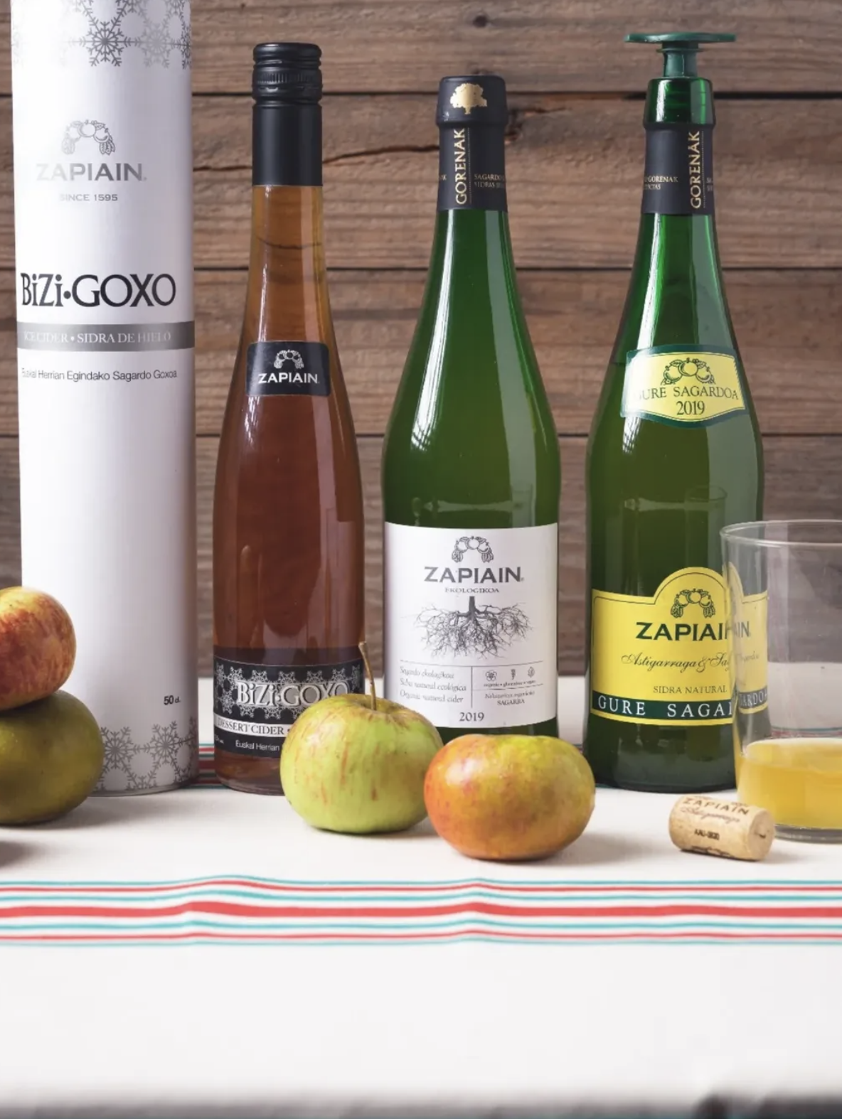 Gamme complète des cidres Zapiain avec pommes en décoration
