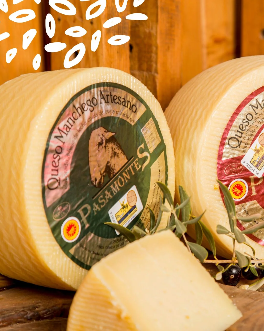 Fromage Manchego AOP Pasamontes en tomme entière avec étiquette artisanale.