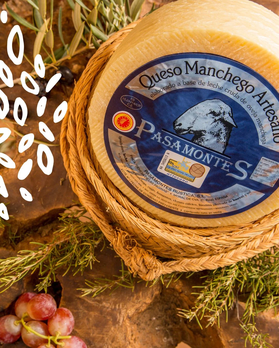 Tomme de Manchego AOP Viejo avec grappes de raisin.