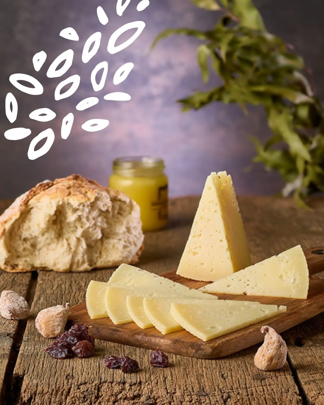 Plateau de fromage Manchego en tranches avec pain rustique et fruits secs.
