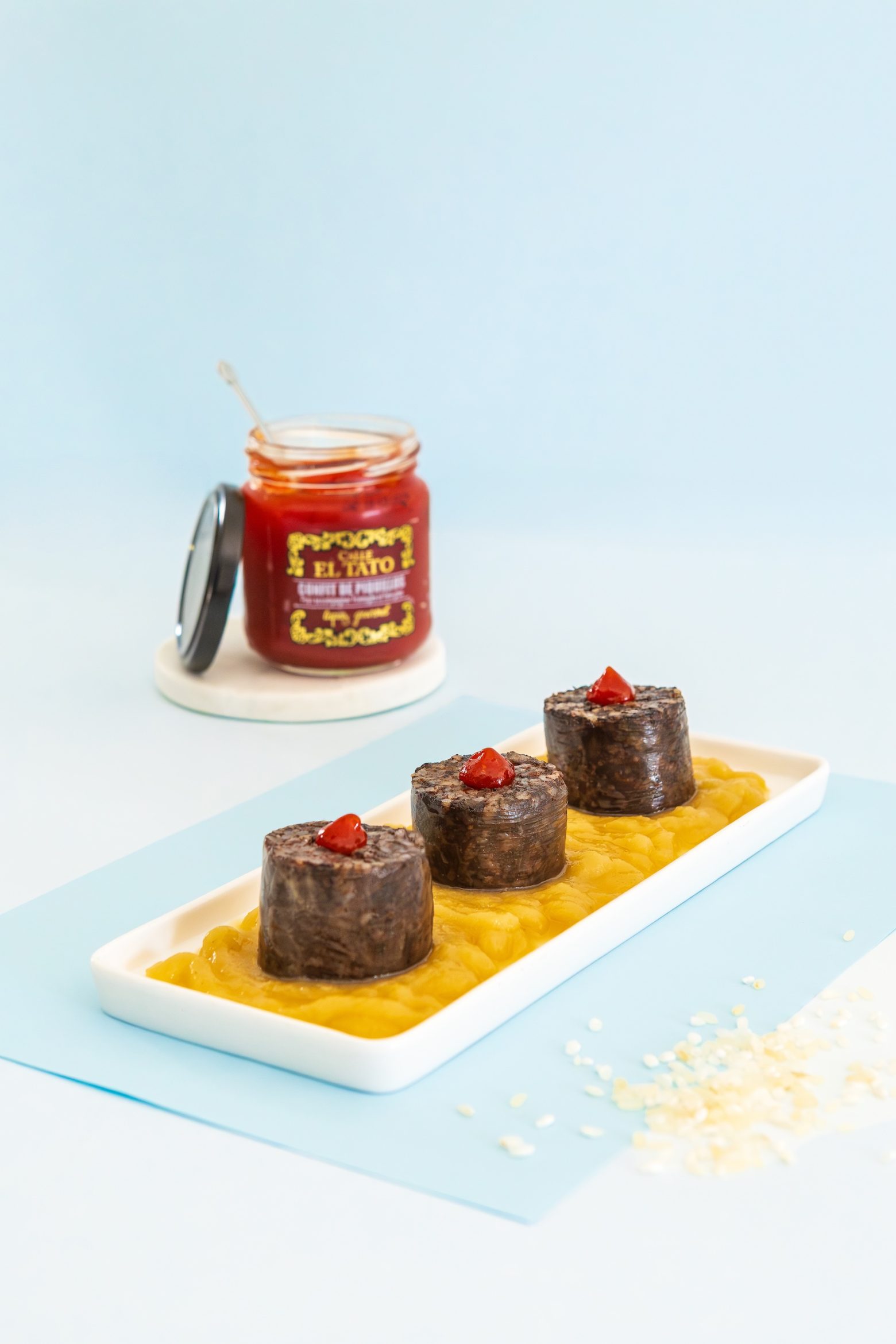 Morcilla en rondelles servie avec purée de poivrons et piquillos