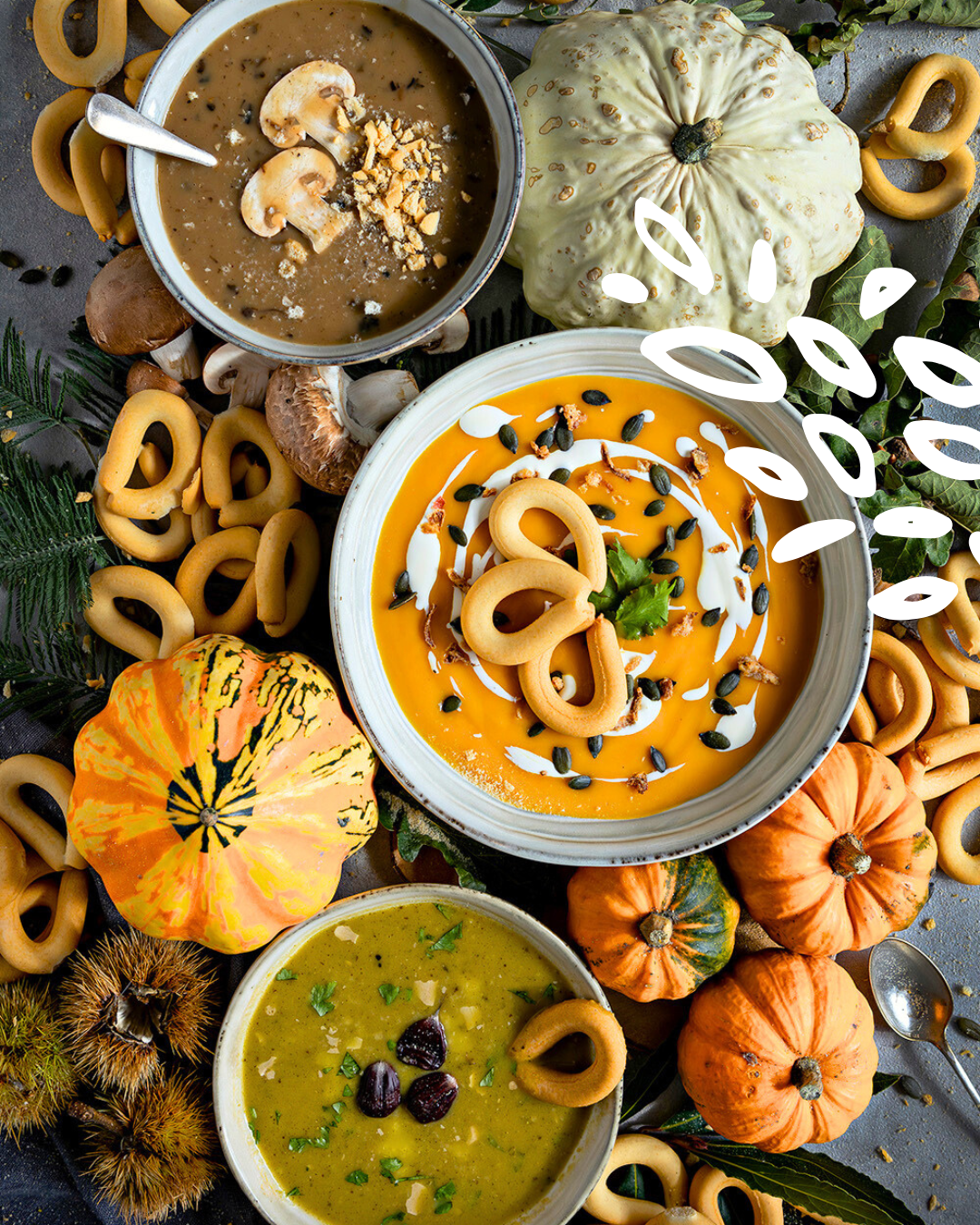 Trois soupes automnales accompagnées de rosquillas El Tato et décorations de saison