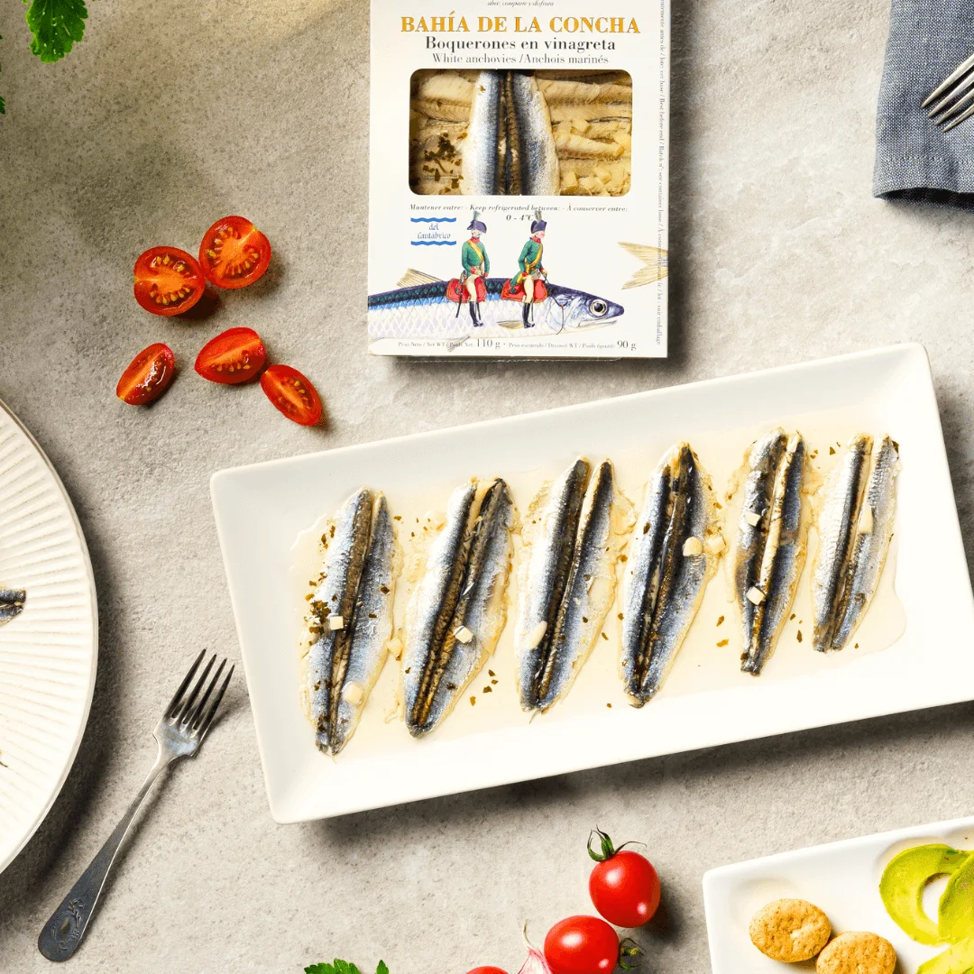 Boquerones en vinaigre avec ail et persil, en assiette