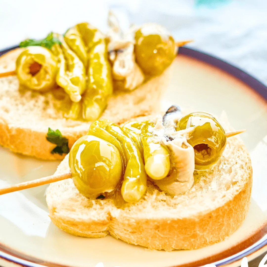 Assiette de Gildas : guindillas, olives et anchois sur pain
