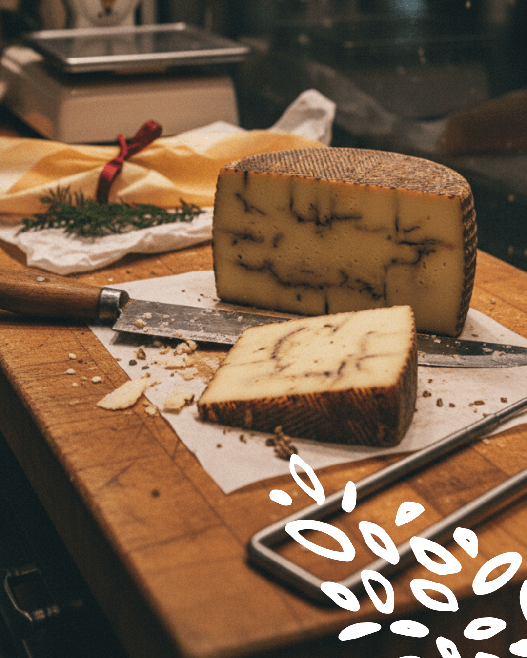 Fromage de brebis à l’ail noir en coupe sur planche