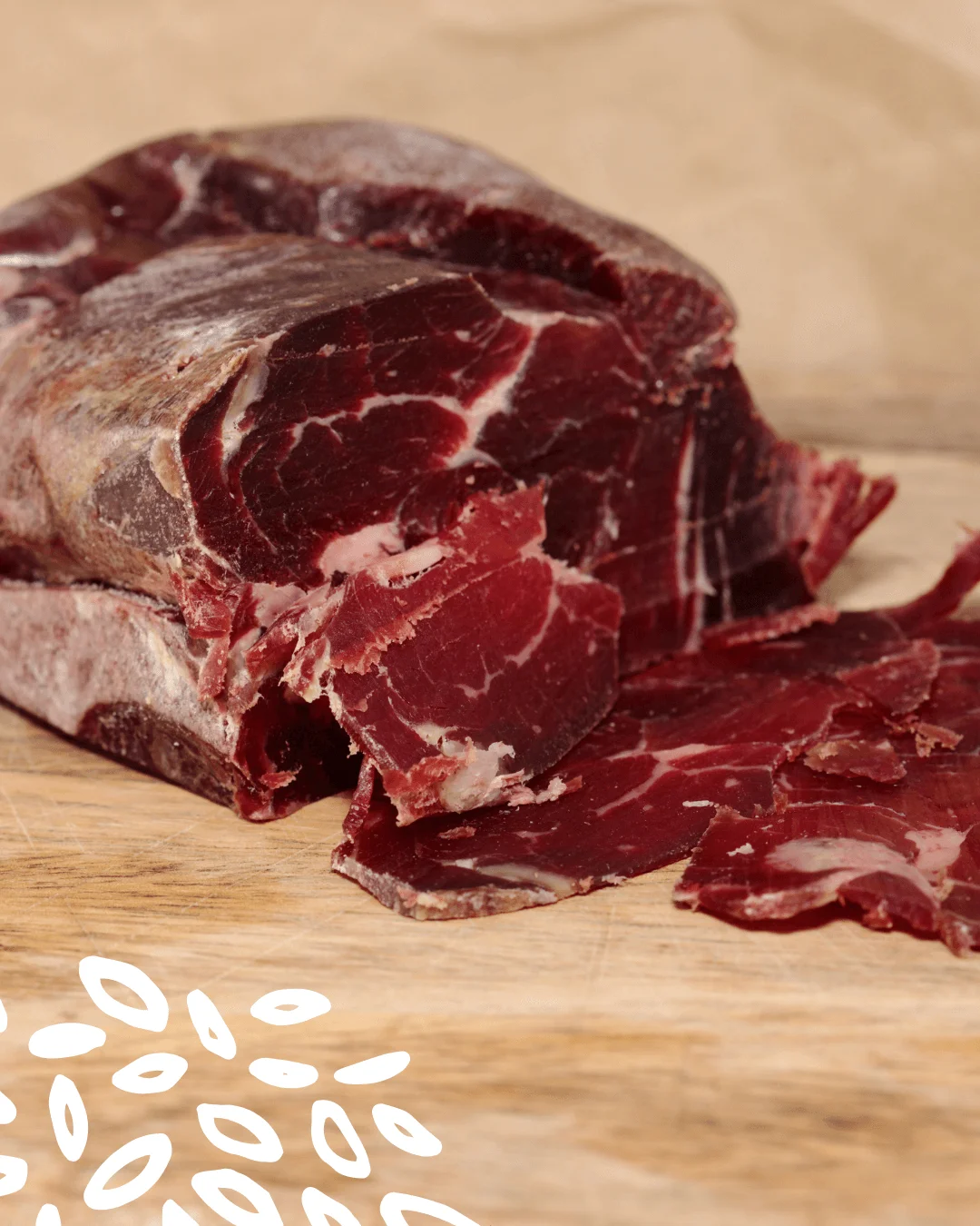 Cecina de León I.G.P. de bœuf, affinée longuement et tranchée finement sur planche en bois