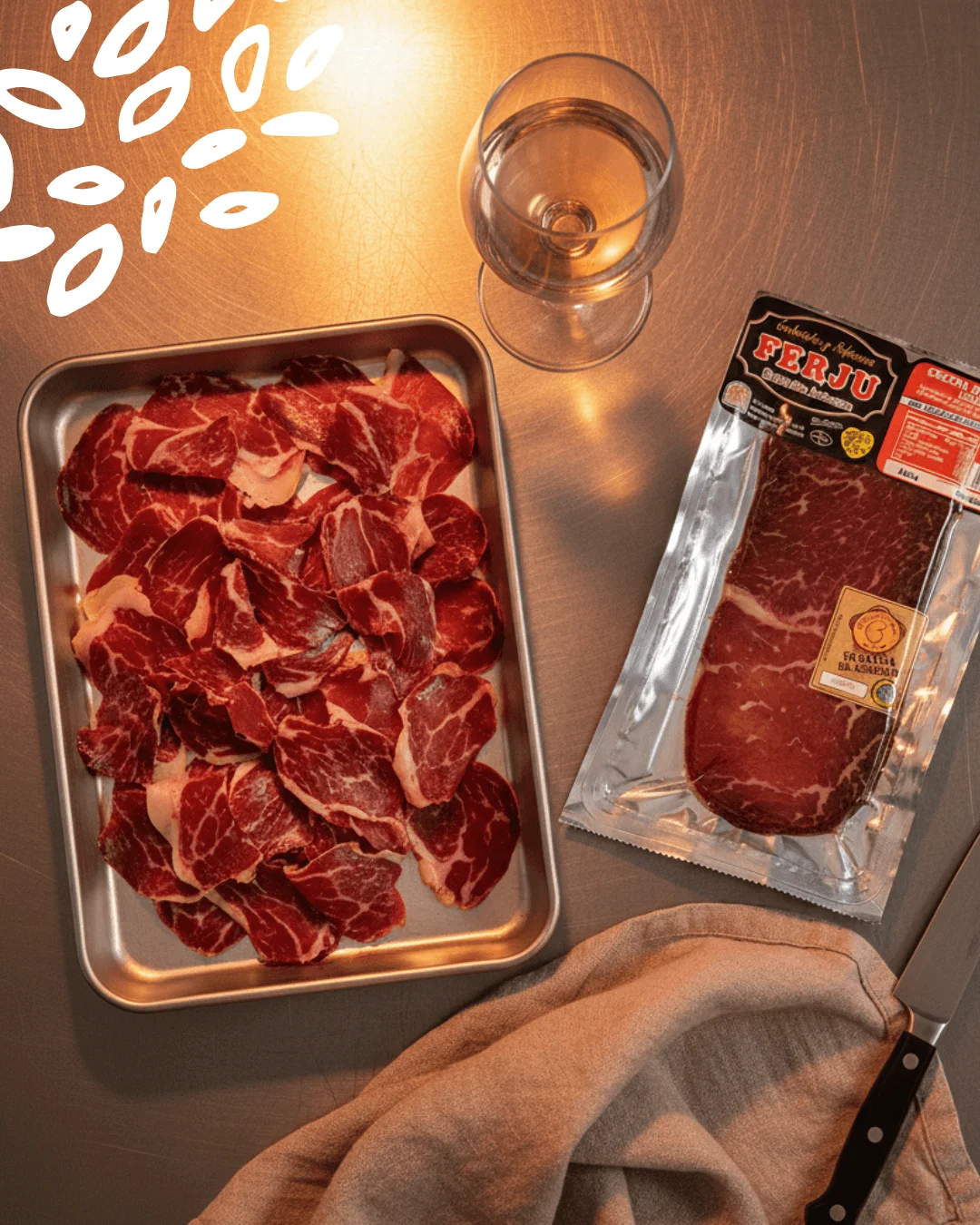 Cecina de León I.G.P. FERJU tranchée finement, servie avec un verre de vin