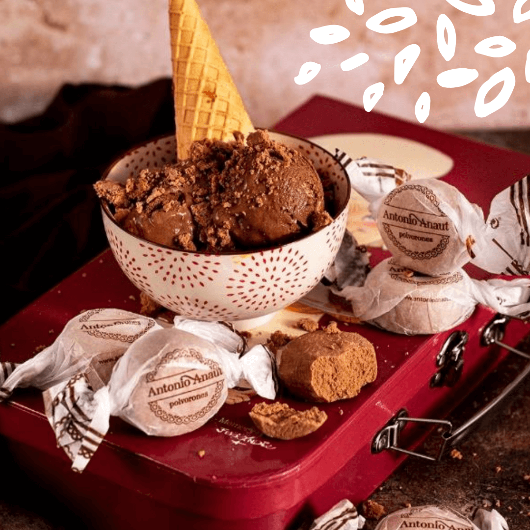 Glace au chocolat servie avec des polvorones Antonio Anaut au cacao