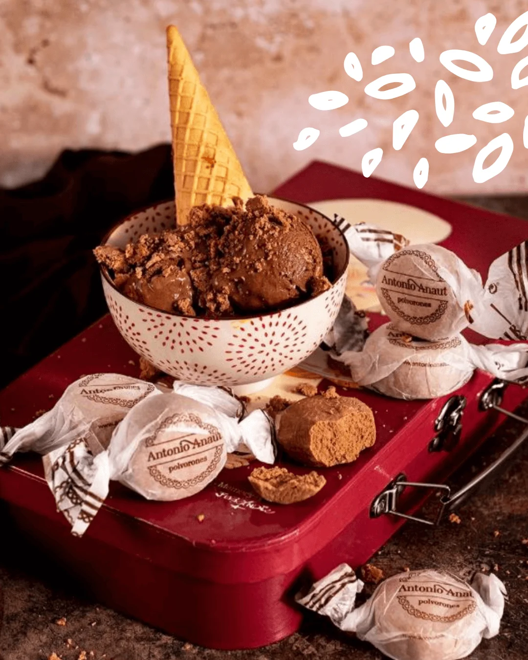 Glace au chocolat servie avec des polvorones Antonio Anaut au cacao