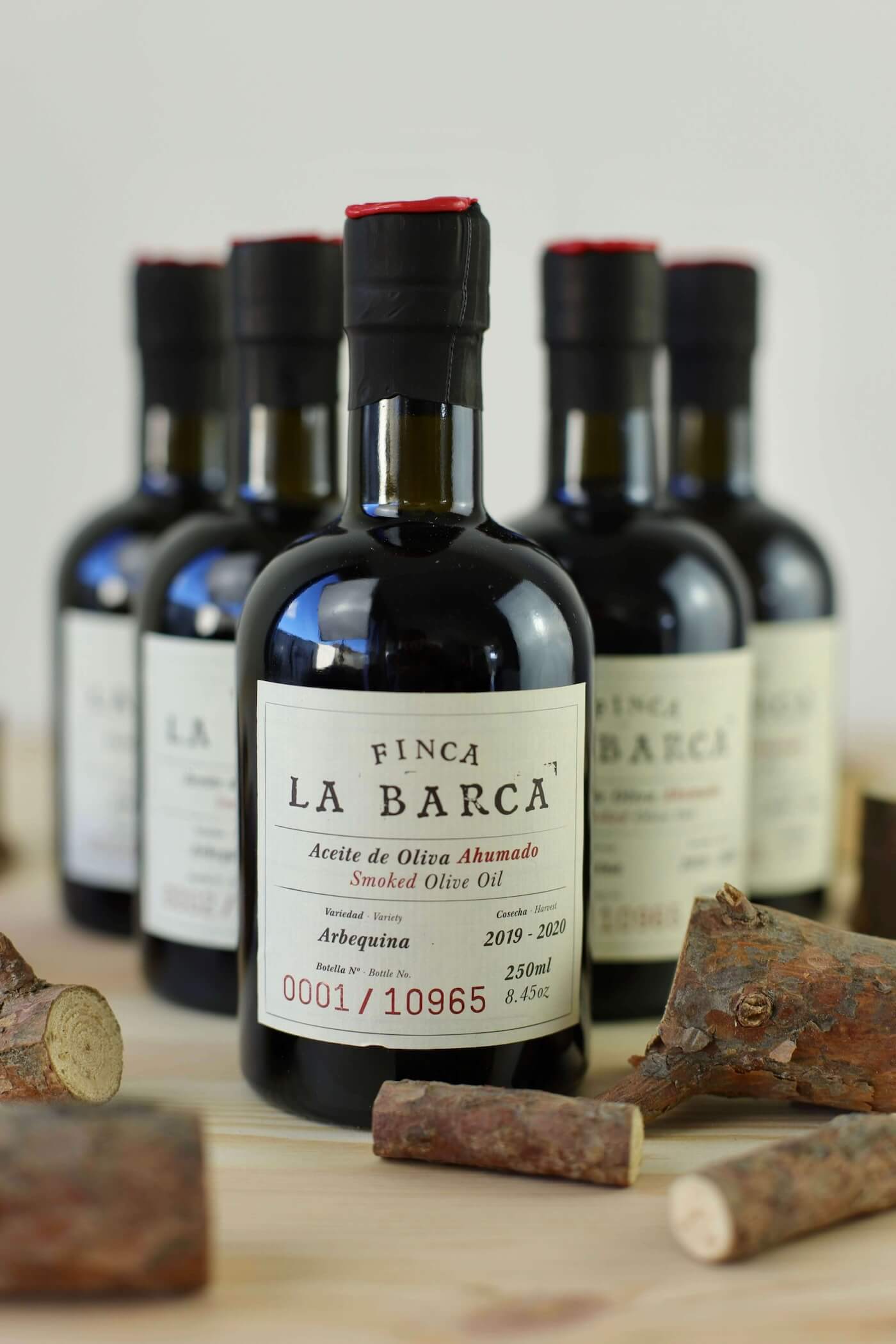 Bouteille d’huile d’olive fumée Arbequina Finca La Barca avec bois de fumage