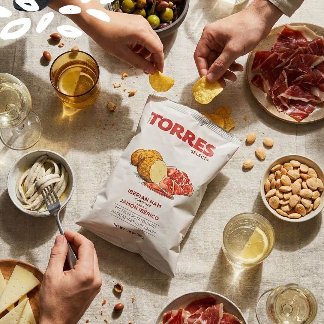 chips torres jambon ibérique et sangria lors d’un apéritif tapas
