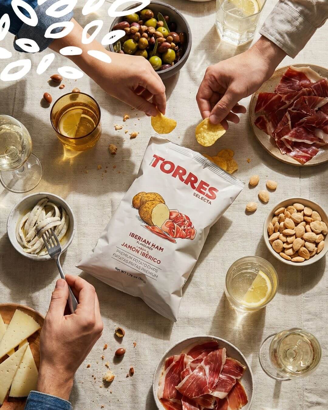 chips torres jambon ibérique et sangria lors d’un apéritif tapas