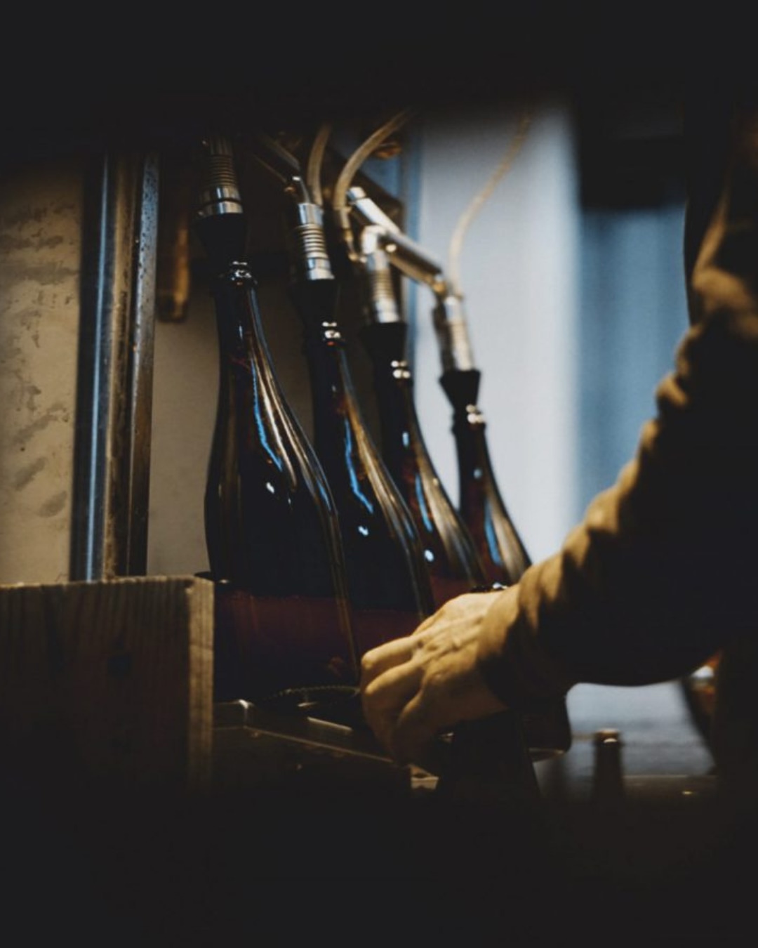 Embouteillage artisanal du cidre basque Zapiain en sidrerie au Pays basque