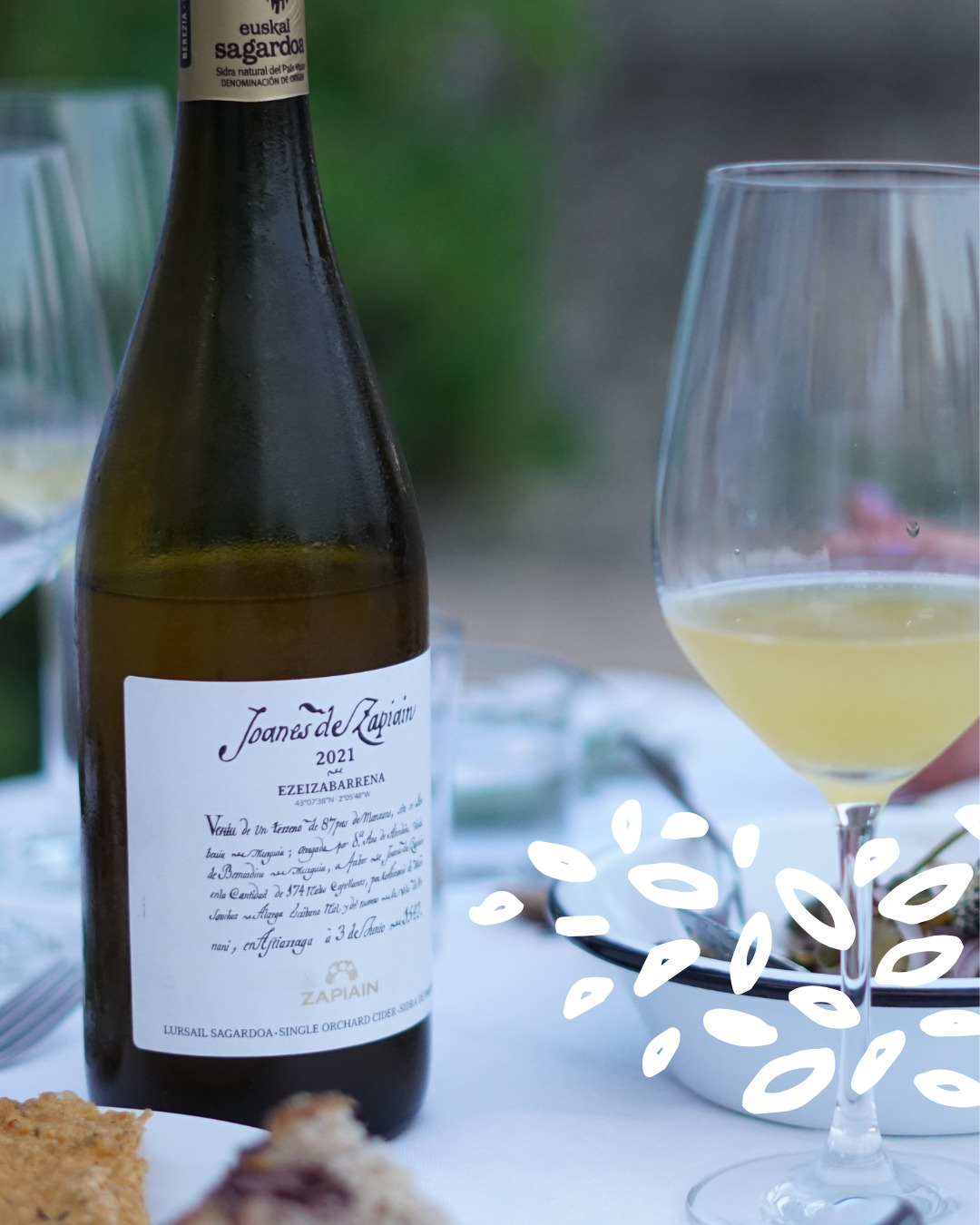 Service du cidre basque Zapiain dans un verre à 12 degrés