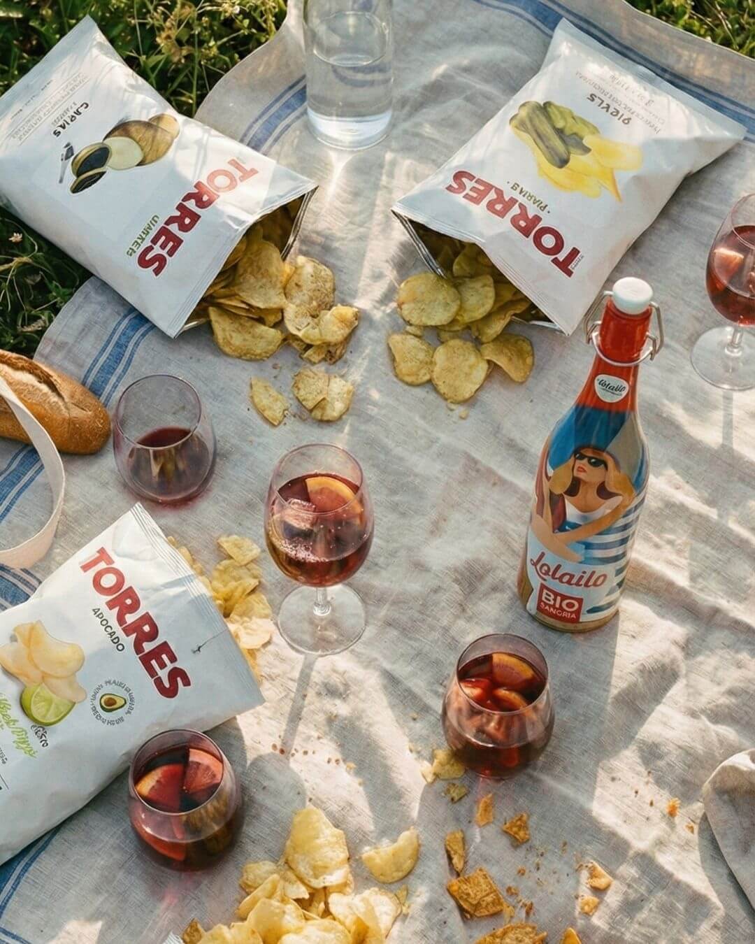 apéritif ibérique avec chips torres charcuterie olives et fromage