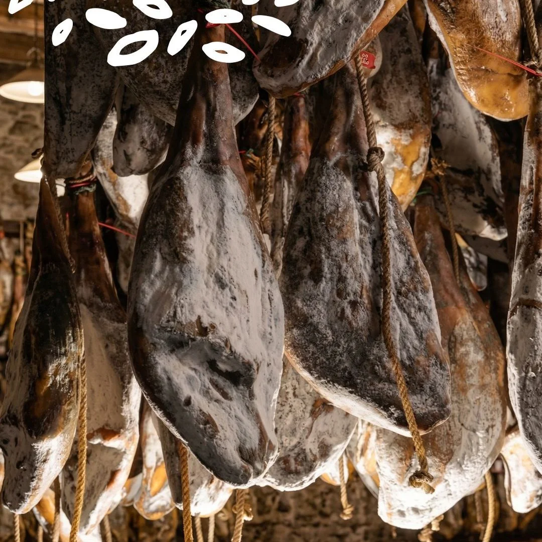 Séchoir de jambons ibériques suspendus dans une cave d’affinage en Andalousie